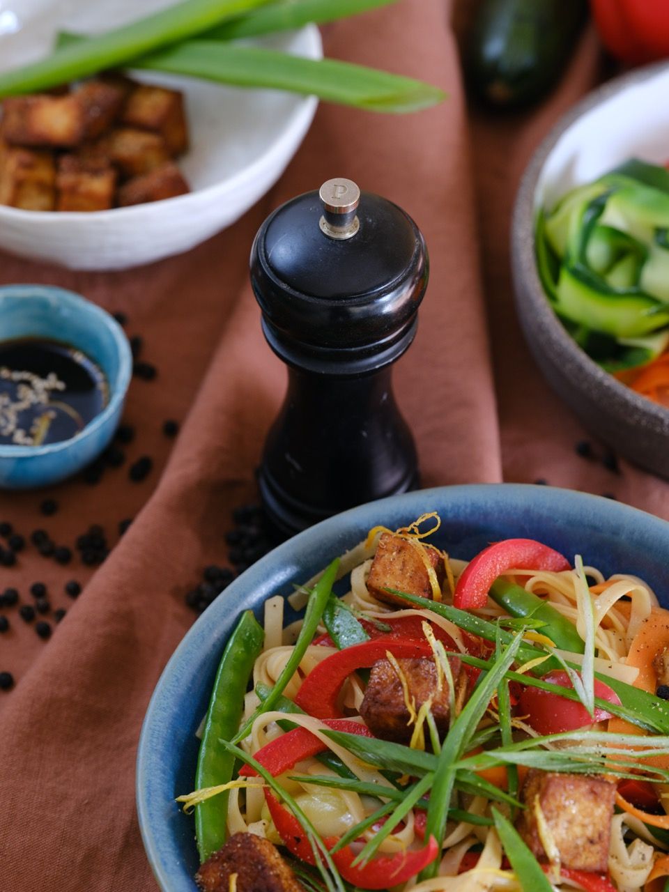 Wok de légumes au poivre noir et tagliatelles de riz par Arcadie